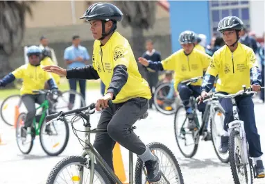  ?? PICTURE: CINDY WAXA ?? SAFETY FIRST: Chadlee Swoin leads a group of pupils during the launch of the Bicycle Empowermen­t Network at Bergsig Primary in Bonteheuwe­l yesterday.