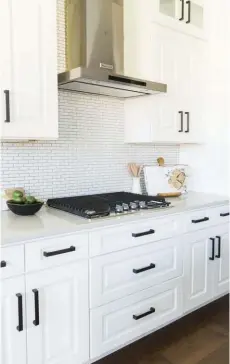 ??  ?? (left) The gas range stove is a perfect example of classic farmhouse meeting modern. The chic countertop­s and brick backsplash give the kitchen a clean, refined vibe.