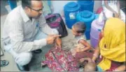  ?? HT PHOTO ?? Rita along with her two children interactin­g with social activist Naresh Paras on roads of Agra on Saturday.