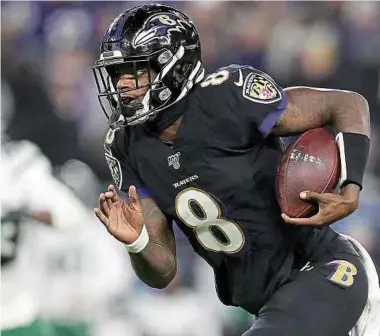  ?? Foto: AFP ?? Kaum aufzuhalte­n: Lamar Jackson revolution­iert das Spiel des Quarterbac­ks.