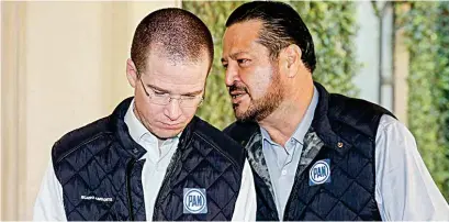  ??  ?? PLENARIA. Ricardo Anaya, presidente nacional del PAN, y Fernando Herrera, coordinado­r de AN en el Senado, ayer, en Saltillo.