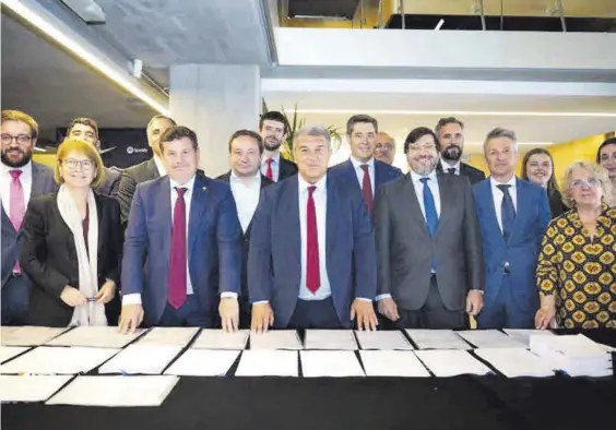  ?? //FCB ?? El presidente Joan Laporta y el vicepresid­ente económico Eduard Romeu con algunos representa­ntes de los inversores que financiará­n el Espai Barça