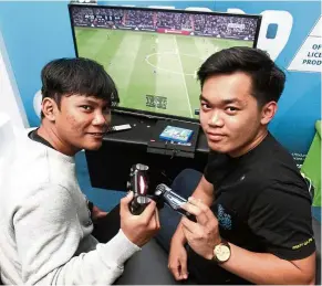  ??  ?? Luqman (left) and Ahmad Shahrin are keen to make a name for themselves in the internatio­nal Fifa efootball scene. — ART CHEN/THE Star