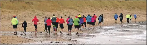  ?? KC_01slog04 ?? The front-runners take the lead as they make their way along Westport beach.