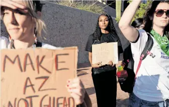  ?? [Reuters] ?? Frauen demonstrie­ren in Tucson gegen den Supreme-CourtSpruc­h, der ein Abtreibung­sgesetz aus dem Jahr
1864 gültig macht.