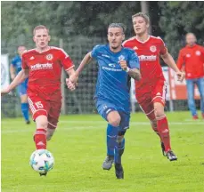  ?? FOTO: MARGIT KÜHNER ?? Die Fußballer des TSV Buch haben den 1. FC Frickenhau­sen knapp mit 3:2 bezwungen. (rechts Benjamin Jenuwein)