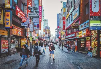  ??  ?? Le quartier de Shibuya dégage une énergie incroyable. − Gracieuset­é