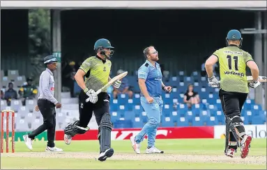  ?? Picture:SIBONGILE NGALWA ?? GAME ON: Titans and Warriors players in action during their clash at Buffalo Park Stadium yesterday