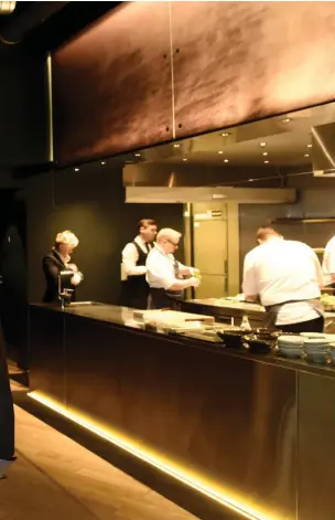  ??  ?? Tommi Tuominen och Henri Alén presentera­r en modell av den nya restaurang­en.