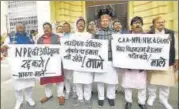  ?? SANTOSH KUMAR/HT PHOTO ?? CPI-ML legislator­s protest outside the Bihar Assembly, in Patna on Tuesday