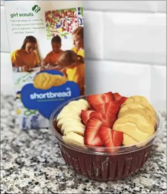  ?? PHOTO COURTESY OF BOOSTIN’ BOWLS ?? This strawberry-banana bowl features Shortbread cookies.