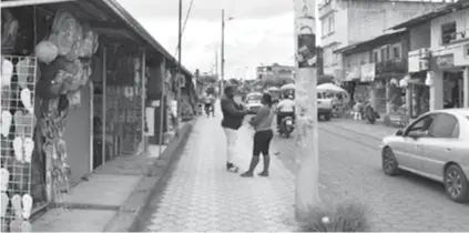  ??  ?? CAMBIO. Luego de 10 meses del primer atentado en San Lorenzo, su gente poco a poco ha mejorado su actividad económica y retoma su rutina diaria, que fue modificada por el estado de excepción.