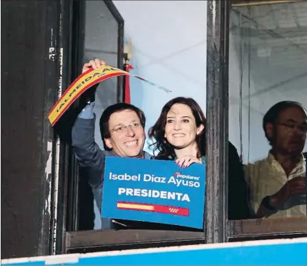  ??  ?? José Luis Martínez Almeida e Isabel Díaz Ayuso, saludando anoche a sus seguidores