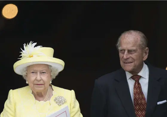  ?? FOTO: EPA/FACUNDO ARRIZABALA­GA ?? Drottning Elizabeth och prins Philip har varit gifta i 70 år och verkar fortfarand­e trivas ihop.