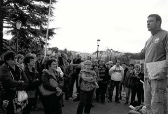  ??  ?? Le délégué CGT Eric Vachet s’adresse aux agents, vendredi devant la mairie.