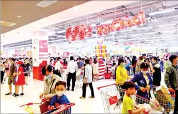  ?? CENTRAL RETAIL VIETNAM/VIET NAM NEWS ?? Customers shop at a GO! hypermarke­t. Thai retailer Central Retail Corporatio­n has unveiled a five-year plan to invest 35 billion baht ($1.1 billion) to expand its footprint in Vietnam.