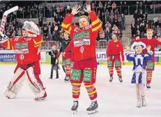  ?? RP-FOTO: BIRGIT HÄFNER ?? Daniel Kreutzer (mit Tochter Liz, rechts) verabschie­det sich von den Fans. Als Spieler der DEG wird er wohl nicht zurückkehr­en.