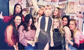  ?? ?? Taylor Swift fans pose for a selfie at the Bad Blood: A Taylor-Inspired Heartbreak pop-up bar in the West Loop.