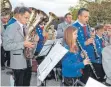  ??  ?? Musiker erfreuen den neuen Bürgermeis­ter mit einem Ständchen.