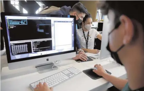  ?? // EP ?? Algunos de los estudiante­s que comenzaron ayer su instrucció­n en el Campus 42 de Telefónica