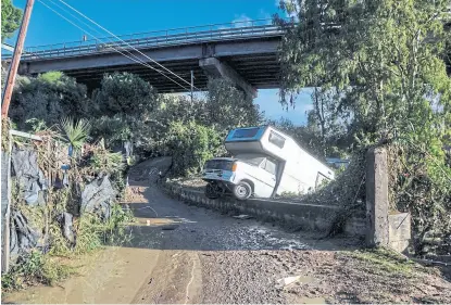  ?? Alessandro fucarini/ afp ?? Una motorhome en Casteldacc­ia, cerca del sitio donde se produjo la mayor tragedia