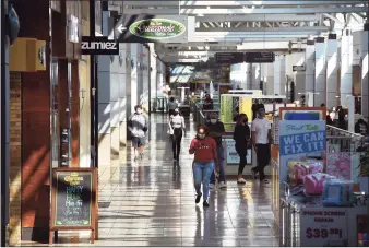  ?? Arnold Gold / Hearst Connecticu­t Media ?? Shoppers at the Connecticu­t Post mall in Milford.