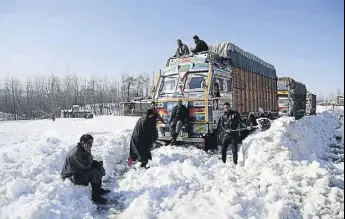  ?? ANI ?? A snow-clearing operation in progress on the Jammu-srinagar national highway at Qazigund in Srinagar on Sunday.