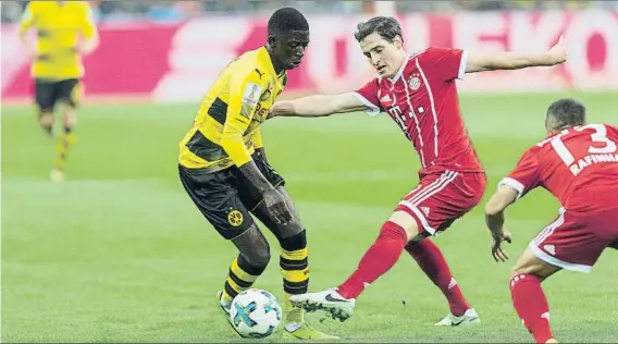  ?? FOTO: AP ?? Ousmane Dembélé en acción ante el Bayern el pasado fin de semana en la Supercopa de Alemania, el que pudo ser su último partido como jugador del Borussia de Dortmund