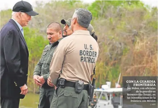  ?? // AFP ?? CON LA GUARDIA FRONTERIZA Joe Biden, con oficiales de la guardia en Brownsvill­e (Texas), en las inmediacio­nes de la frontera con México
