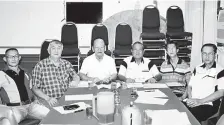  ??  ?? (From third left) Leong, Ngu, Chua and others at the recent JKKK meeting at Pandaruan Road.