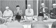  ??  ?? DOA SELAMAT: Tun Juhar (tengah) mengaminka­n doa yang dipimpin oleh Bungsu (dua dari kanan).