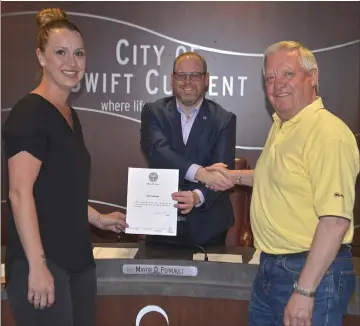  ??  ?? Swift Current SPCA Shelter Manager Amy Mclean and Board President Larry Johnston assisted Mayor Denis Perrault in proclaimin­g the week of May 20 to 26 as Swift Current SPCA Week.