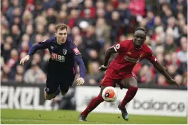  ?? FOTO: JON SUPER/TT-AP ?? ■
Liverpools Sadio Mané, höger, och Bournemout­hs Jack Stacey kan möjligen få spela matcher igen i juni.