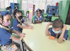  ?? LISTÍN DIARIO ?? Los maestros procuran que los alumnos en clase se mantengan con sus mascarilla­s.