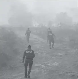  ?? FOTOS: JORGE SÁNCHEZ ?? Personal de la Policía Estatal durante las labores en el incendio.