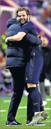 ??  ?? Nacho se abraza con Zidane tras marcar.