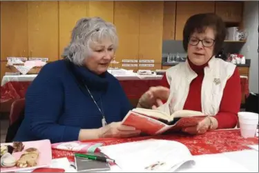  ?? JEAN BONCHAK — FOR THE NEWS-HERALD ?? Diane Kopp, left, of Timberlake and Beth Howard of Painesvill­e Township chat during the meeting of a new cookbook club at the Eastlake Public Library.