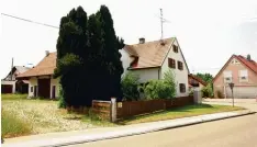  ?? Archivfoto: Martin Golling ?? Soll intensiver bebaut werden: dieses Grundstück an der Aichacher Straße, Ecke Gar tenweg, in Haunswies – von Nordosten gesehen.