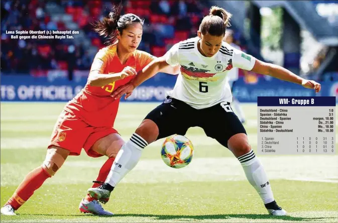  ??  ?? Lena Sophie Oberdorf (r.) behauptet den
Ball gegen die Chinesin Ruyin Tan.