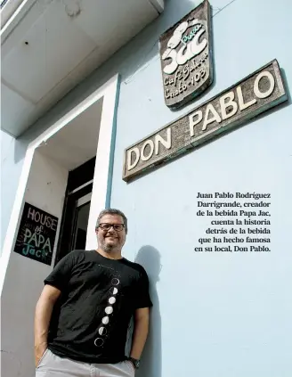  ??  ?? Juan Pablo Rodríguez Darrigrand­e, creador de la bebida Papa Jac, cuenta la historia detrás de la bebida que ha hecho famosa en su local, Don Pablo.