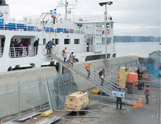  ?? PHOTO JEAN-FRANÇOIS RACINE ?? Les usagers du traversier Québec-lévis doivent monter et descendre du navire par une rampe d’accès temporaire.