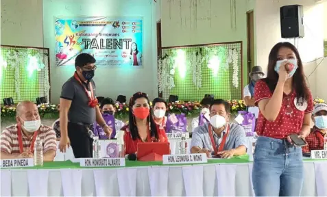  ?? (Chris Navarro) ?? SIMONIANS GOT TALENT. San Simon Mayor Leonora C. Wong, Councilor Beda Pienda, Engr. Rommel Bondoc and Enix Salvador listen to a young singer during Monday's Kabataan Simonians Got Talent online edition held at Barangay Sto. Nino covered court.