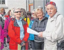  ?? FOTO: HELMUT VOITH ?? Mit Lorenz Göser (rechts) und Elmar Kuhn auf Walsers Spuren: Gespannt lauschen die Wanderer Gösers Worten.