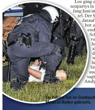  ??  ?? Ein Polizist hat im Stadtpark einen Mann zu Boden gebracht.