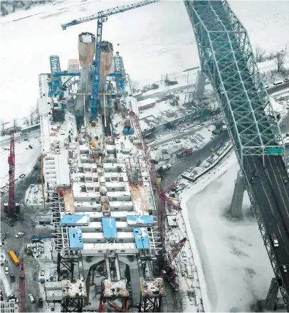  ?? PHOTO D’ARCHIVES ?? Une vue aérienne du chantier du nouveau pont Champlain et du pont actuel, à droite.