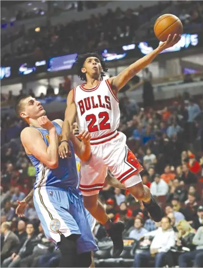  ?? | GETTY IMAGES ?? The Bulls’ Cameron Payne takes the ball to the basket Tuesday against the Nuggets’ Nikola Jokic at the United Center.