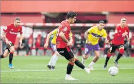  ?? FOTO: LALIGA ?? Abdón Prats inauguró el marcador en Son Moix marcando desde el punto de penalti
Entrenador:
Entrenador: Árbitro: