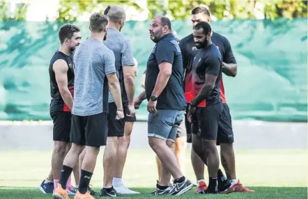  ?? Photos Icon Sport ?? Dans la même veine que ses joueurs, le manager du RCT Patrice Collazo a retrouvé les terrains avec sourire et bonheur. Pas mal de sueur aussi pour le néo-Toulonnais Jérémy Boyadjis (en haut à gauche) et le troisième ligne Charles Ollivon (en haut à droite).