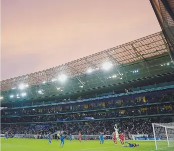  ??  ?? A lotação do Estádio do Hoffenheim é de 30 164 espectador­es