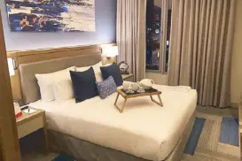  ??  ?? The bedroom of the Studio Premier at the Citadines Bay City, a stone’s throw away from Macapagal Boulevard.